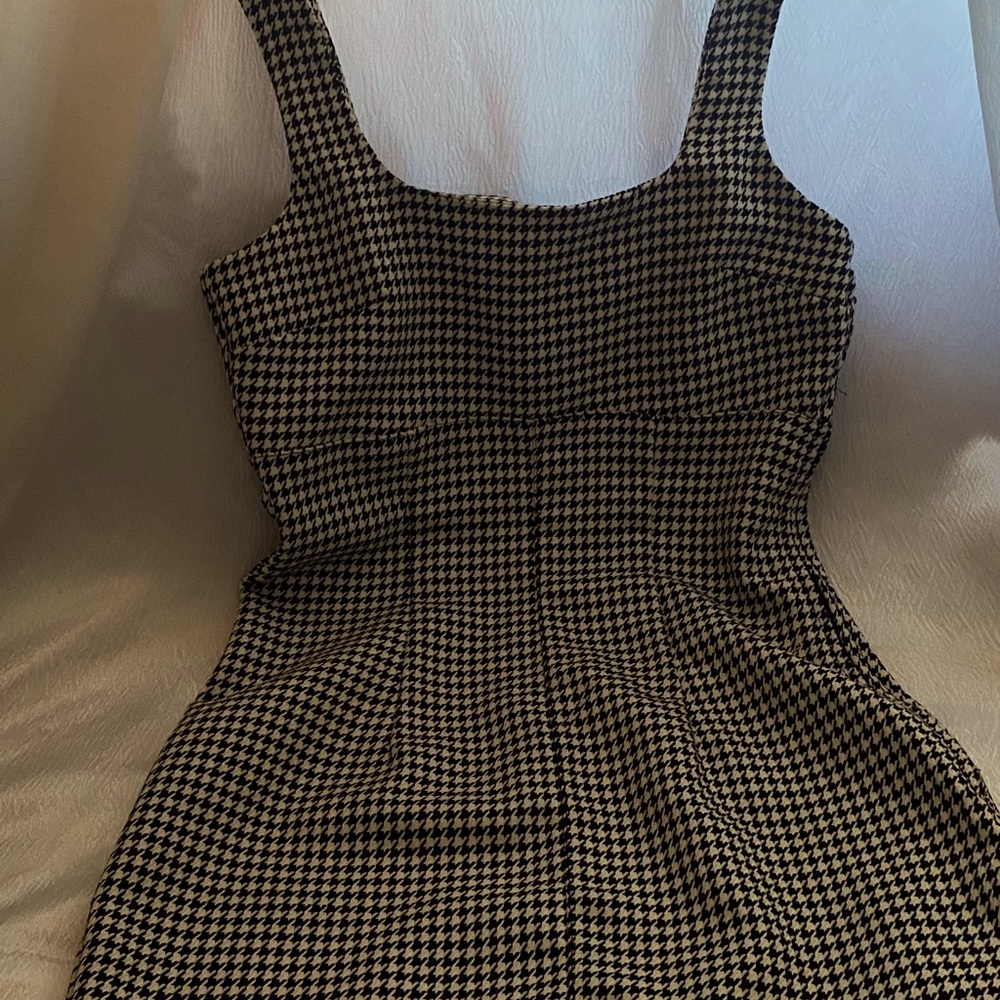 -H&M Dress, perfect for layering and hugs your waist tight.